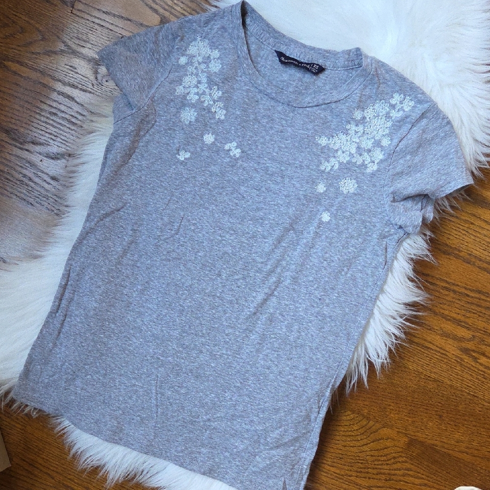 Abercrombie & Fitch Light Gray Floral Tee